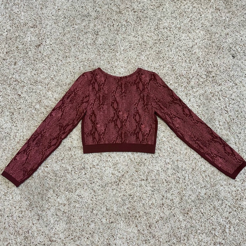 Fabletics Women’s Cherry Snakeskin Seamless Long-Sleeve Kamila Crop Top. Size L. - Picture 3 of 9